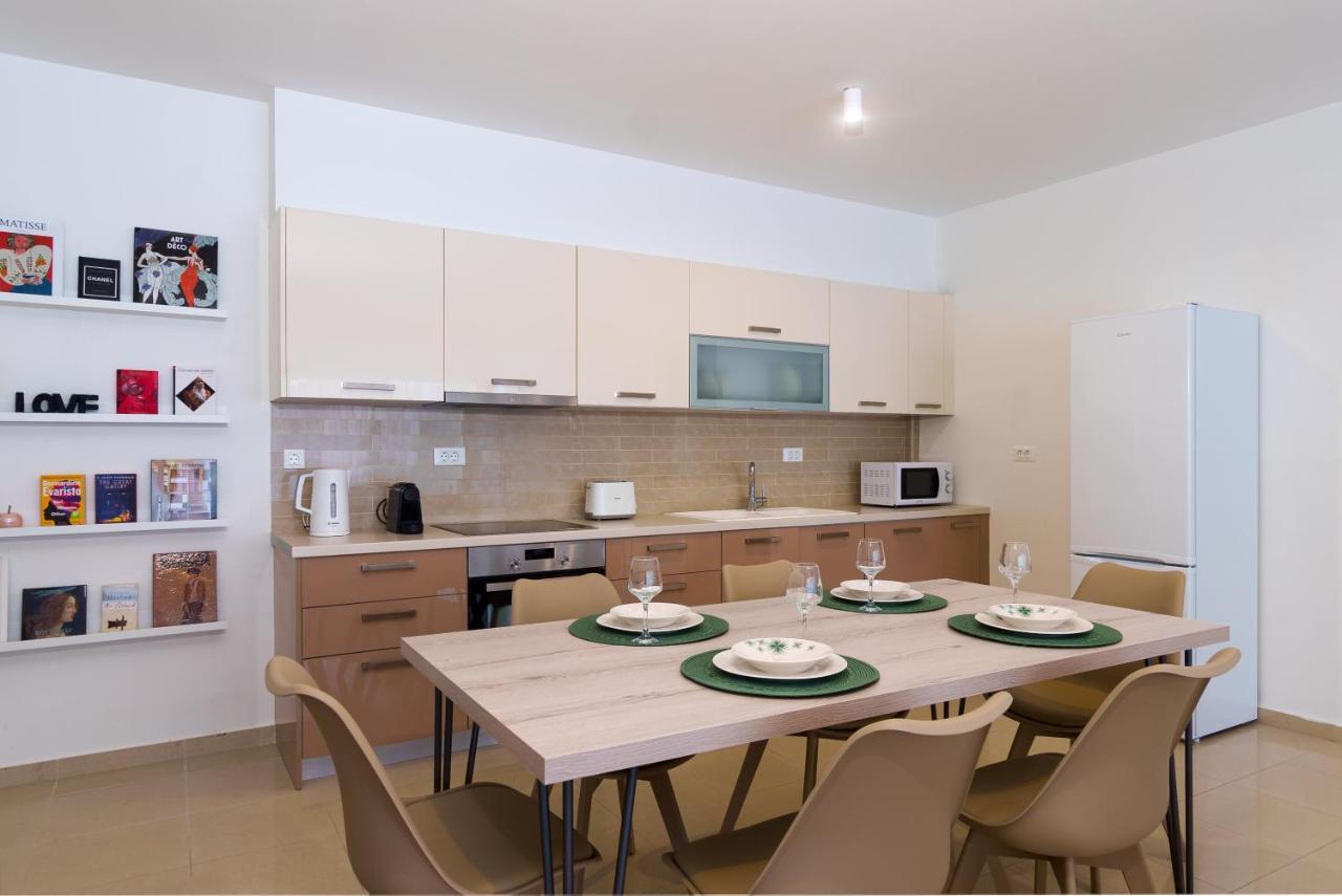 Oikies Luxury With Private Free Parking Area Apartment *